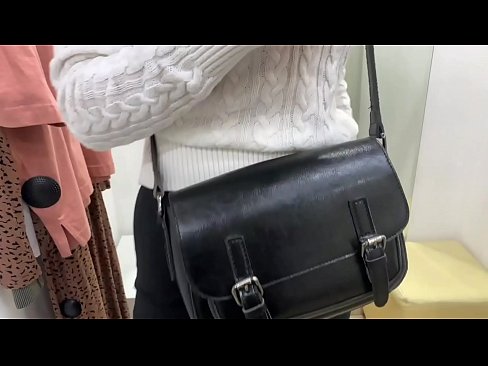 ❤️ Masturbasyon piblik nan jenn femèl FeralBerry ak yon gode nan sal la Fitting ❤️❌ Bèl pònografi nan ht.myteporn.ru ☑