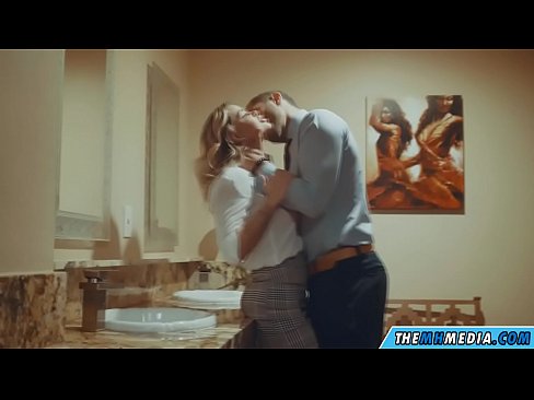 ❤️ Lè yon blond bèl sedui ou nan yon twalèt piblik ❤️❌ Bèl pònografi nan ht.myteporn.ru ☑
